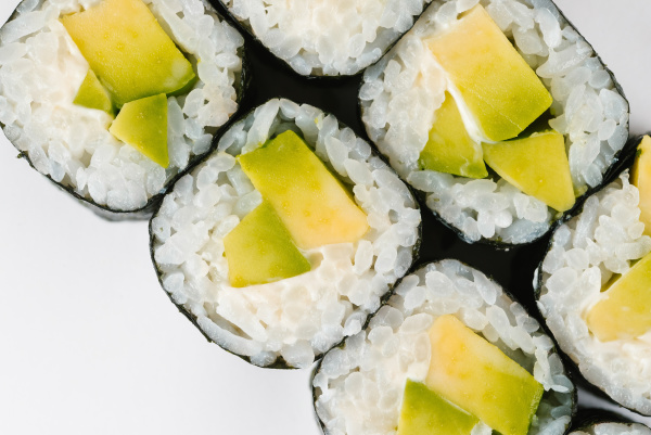 sushi mit avocado