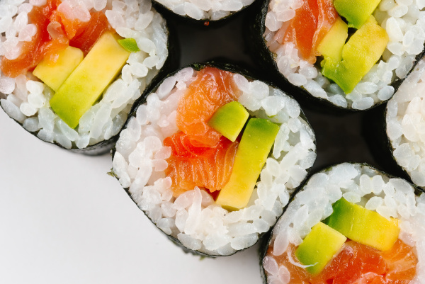 sushi mit lachs und avocado