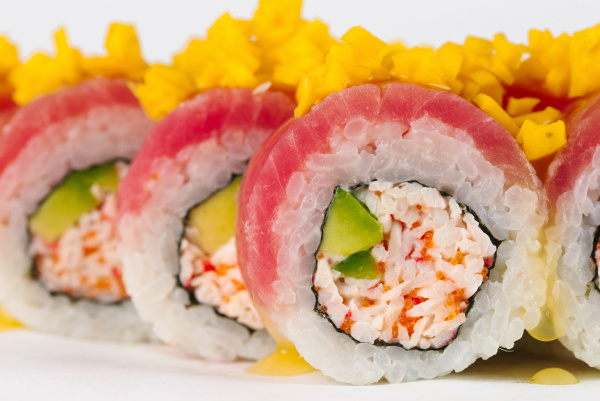 sushi mit surimi und rohem fisch