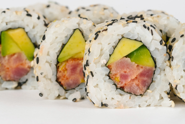 sushi mit rohem fisch und avocado