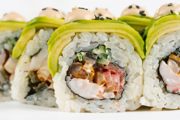 sushi mit avocado und gemuese