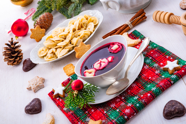 Barszcz Rote Bete Suppe Mit Kleinen Pierogi Lizenzfreies Foto