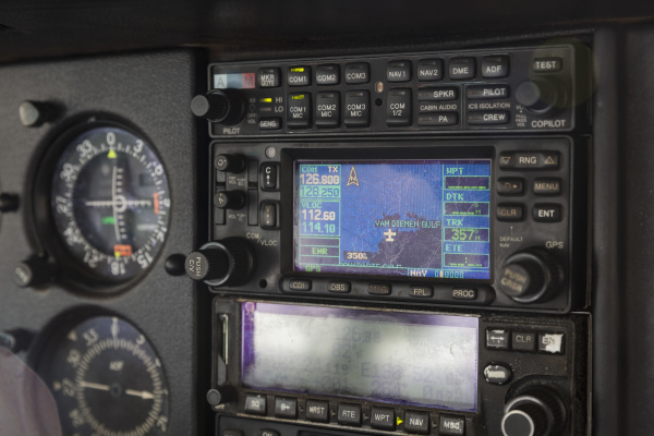 nahaufnahme flugzeug cockpit radio und instrumente