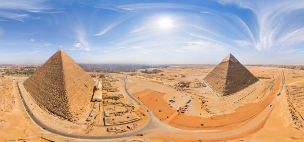 panoramablick auf die grossen pyramiden von