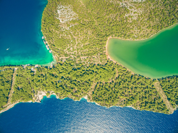 luftaufnahme des nationalparks telascica in kroatien