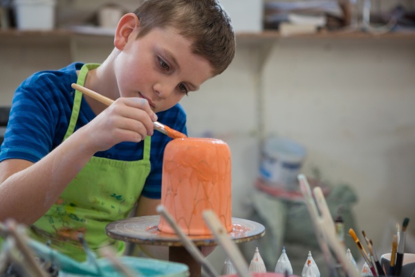 junge malerei eine schuessel in keramik