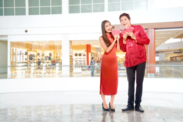 asiatische chinesische paar in cheongsam kleid