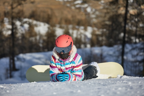 snowboarder ruht sich im schnee aus