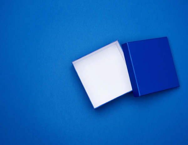 offene blaue quadratische pappe leere box