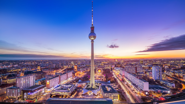 panoramablick auf central berlin bei sonnenuntergang