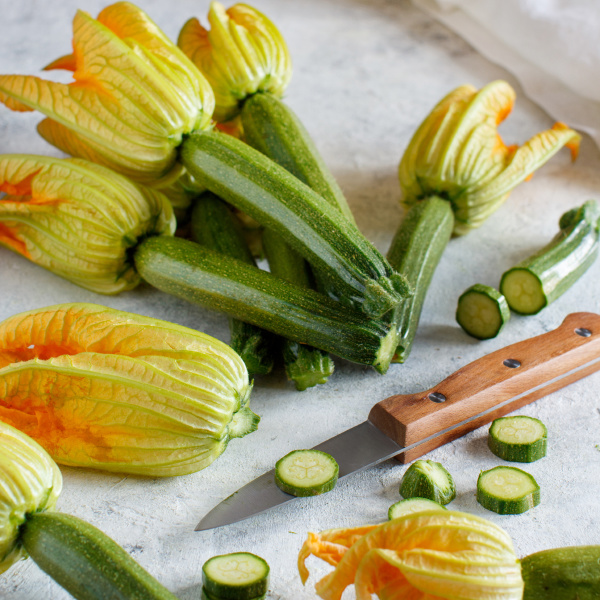 Junge Zucchini mit Blüten - Stockfoto #27959175 | Bildagentur PantherMedia