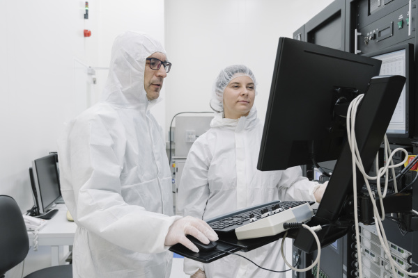 zwei wissenschaftler mit computer im labor