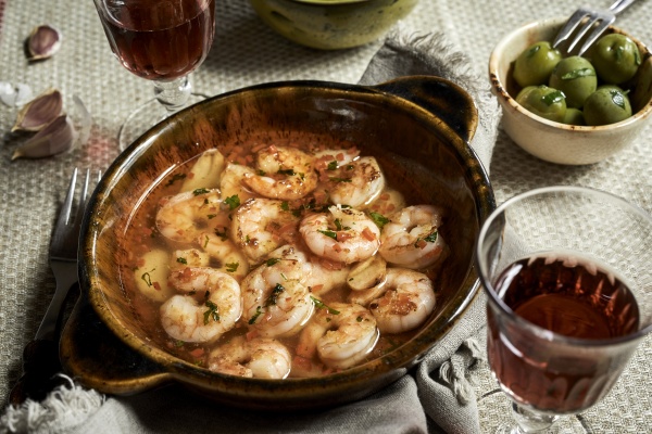 Traditionelles andalusisches Scampi mit Knoblauch - Stock Photo ...