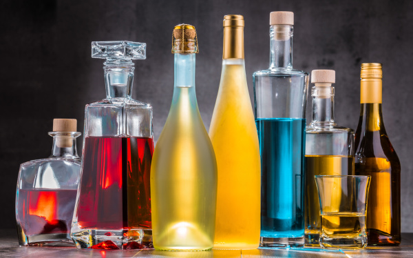 karafe und flaschen mit verschiedenen alkoholischen