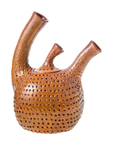 seitenansicht der handgefertigten keramik teekanne isoliert