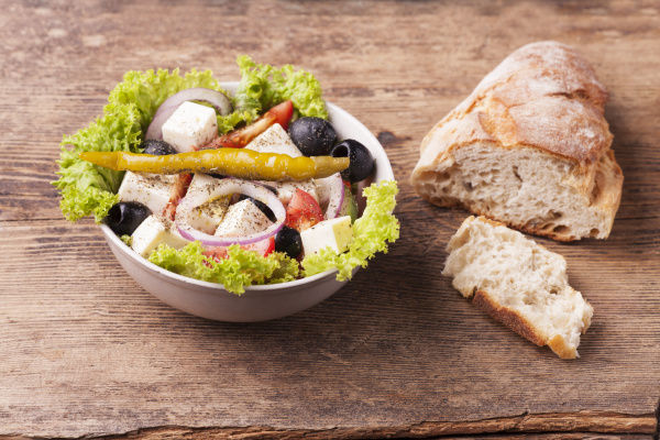 frischer griechischer Salat mit Oliven - Stock Photo #28377334 ...