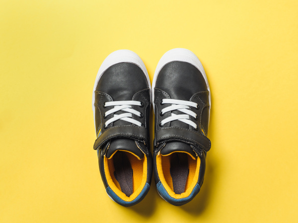 graue und gelbe sneakers auf gelbem