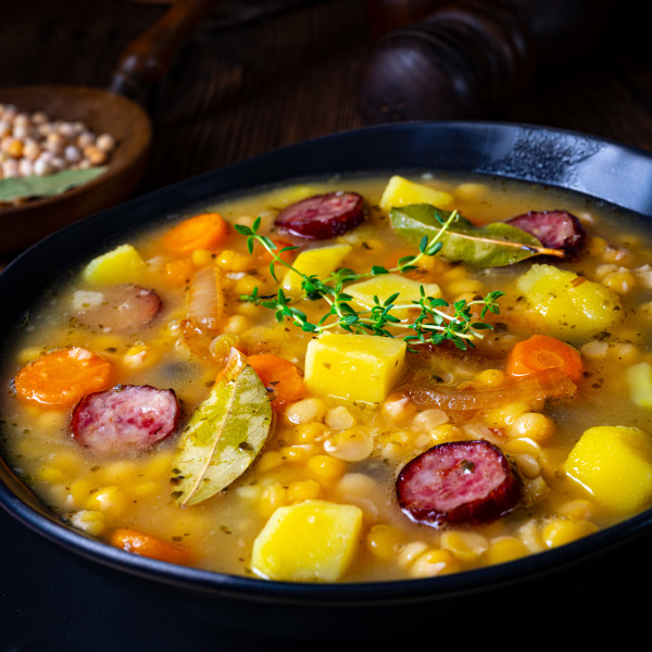 Rustikale Erbsensuppe mit Speck und Würstchen - Stock Photo - #28407238 ...