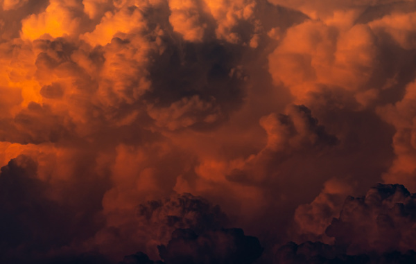 rote orange flauschige wolken auf sonnenuntergang