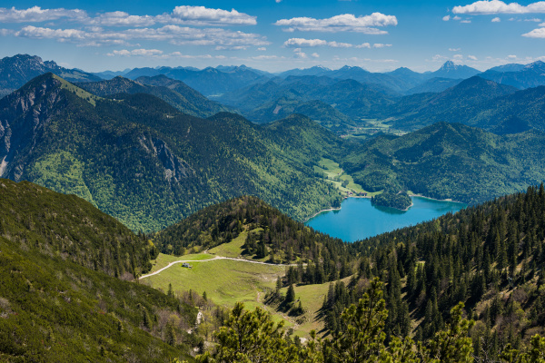 bayerisches alpenbergland mit walchensee