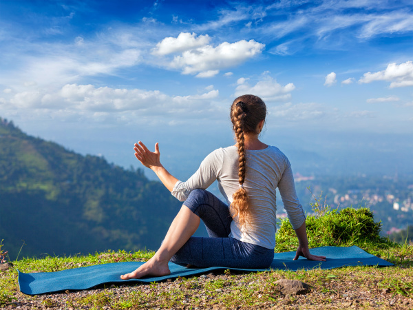 frau praktiziert yoga asana im freien