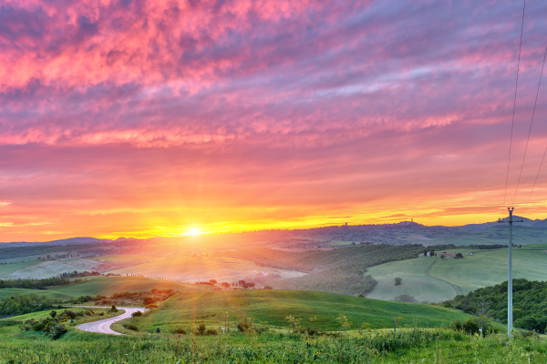 wunderschoene toskanische landschaft bei sonnenaufgang