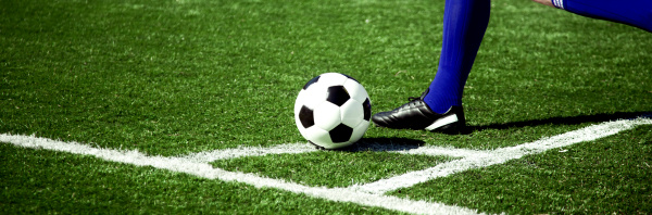 fussball auf gruenem spielplatz fussball