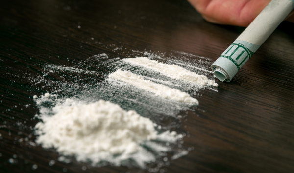 kokainpulver auf dem tisch