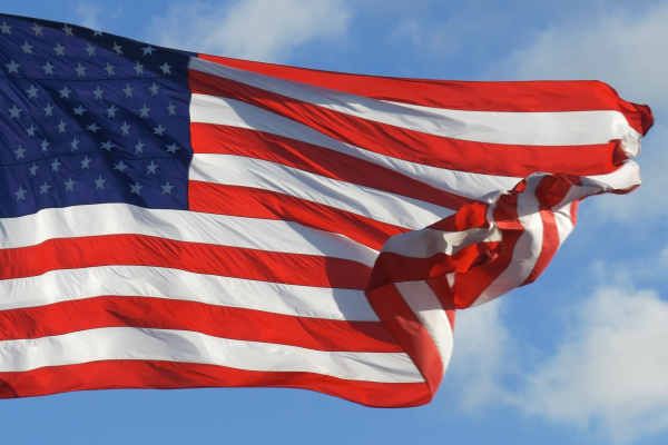 amerikanische usa flagge auf einem fahnenmast