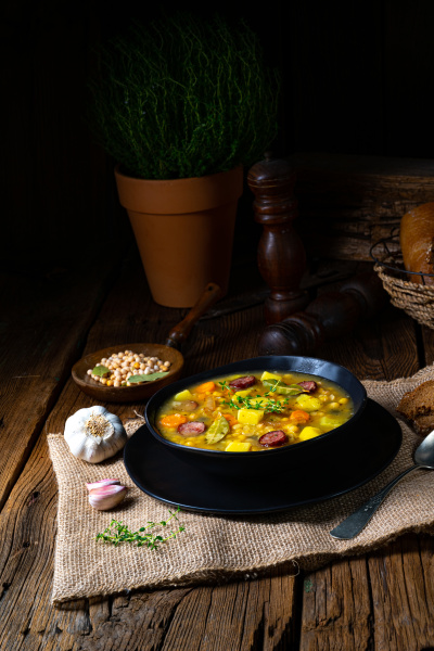 Rustikale Erbsensuppe mit Speck und Würstchen - Lizenzfreies Bild ...