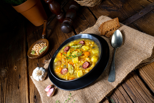 Rustikale Erbsensuppe mit Speck und Würstchen - Lizenzfreies Foto ...