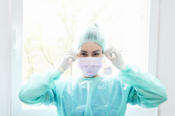 nahaufnahme der krankenschwester traegt chirurgische maske