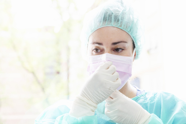 nahaufnahme der krankenschwester traegt chirurgische maske