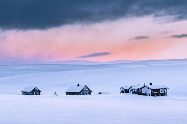 abgelegene ferienhaeuser in winterlandschaft tana norwegen
