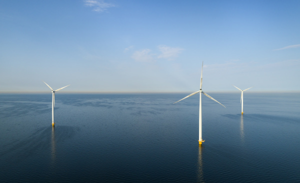 windkraftanlagen am fruehen morgen flevoland niederlande