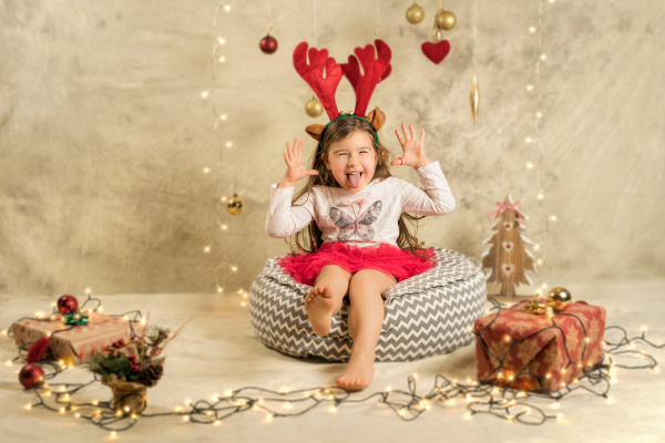 weihnachtsstudio shooting eines suessen maedchens mit