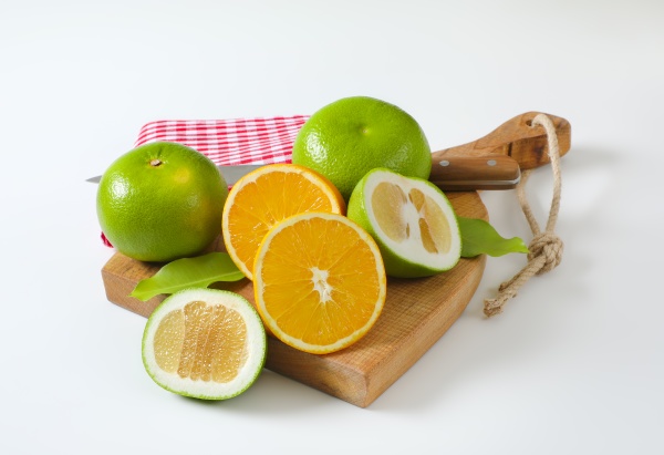 gruene grapefruits und halbierte orange