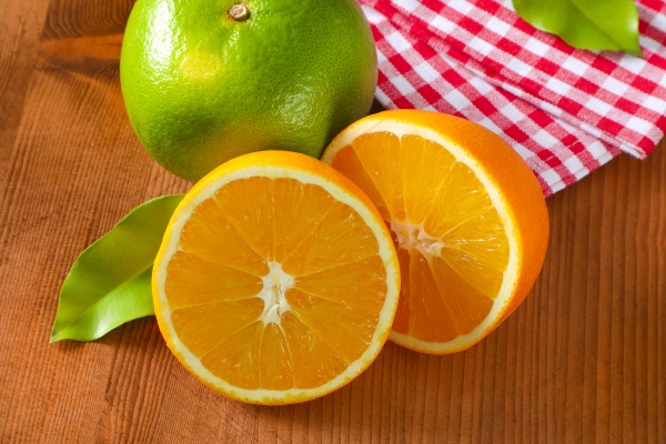 gruene grapefruit und halbierte orange