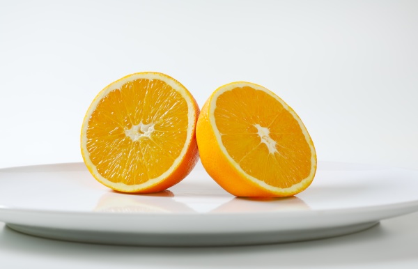 zwei frische orangenhaelften
