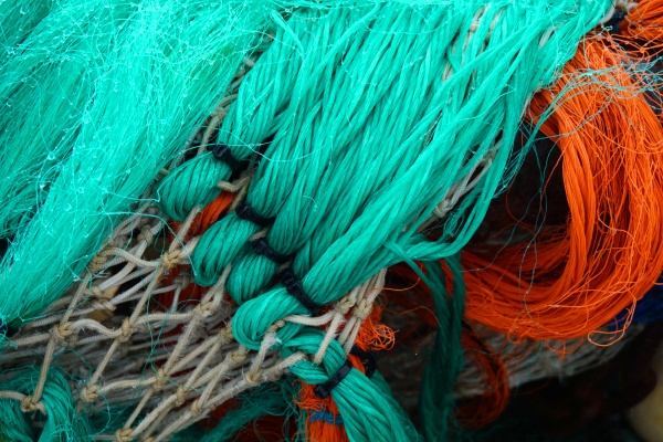 fischernetz hintergrund mit rot tuerkis und