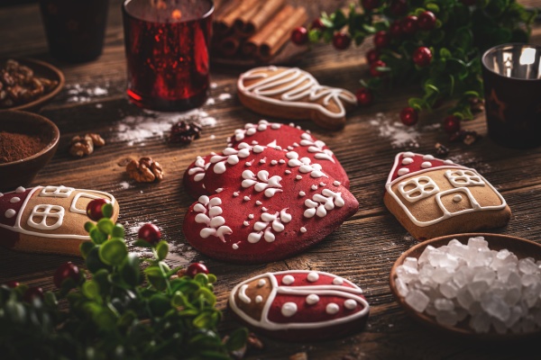 weihnachtskomposition mit lebkuchen