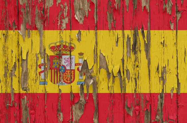 flagge spaniens an einer verwitterten holzwand