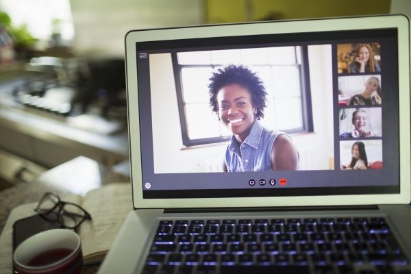glueckliche freundinnen videokonferenzen auf dem laptop