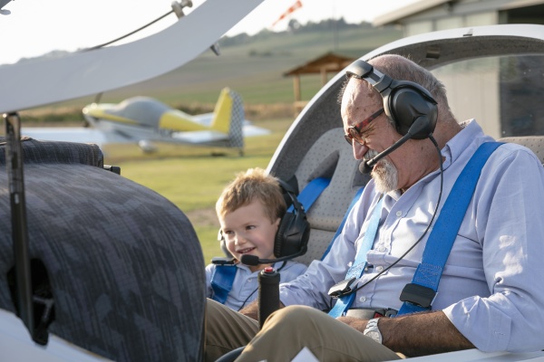 grossvater mit kleinem jungen in leichtflugzeugen