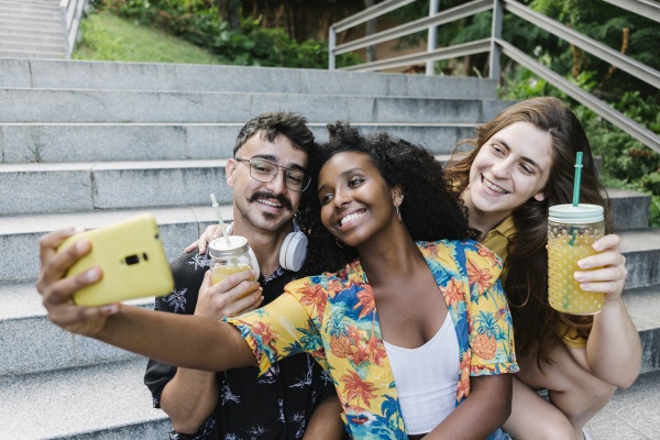 freunde die selfies auf dem smartphone