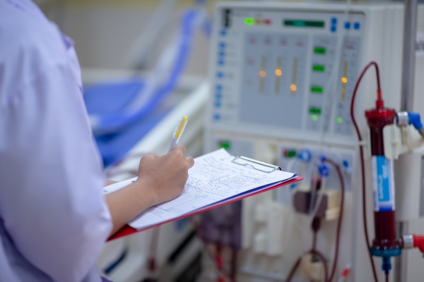 dialysekrankenschwestern ueberpruefen das dialysegeraet vor der