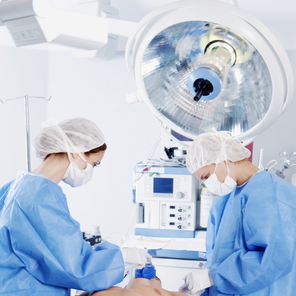chirurginnen die eine operation durchfuehren