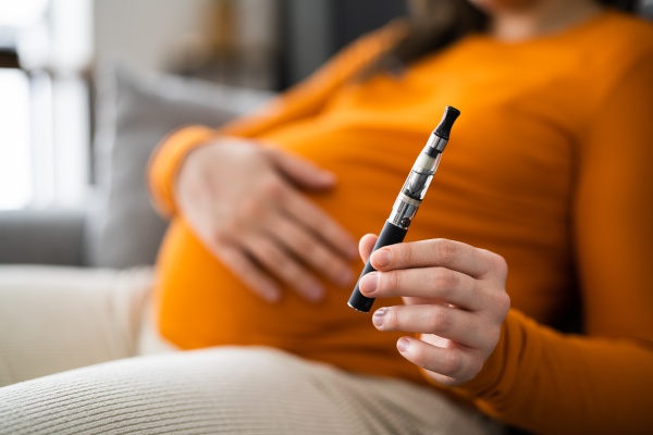 schwangere frau rauchen e zigarette