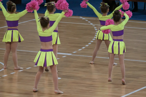 cheerleading junge maedchen