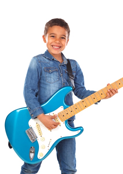 glueckliches kind spielt eisblaue gitarre